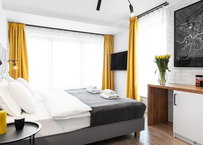 HOUSEHOST : Ul. Miodowa 42/42b